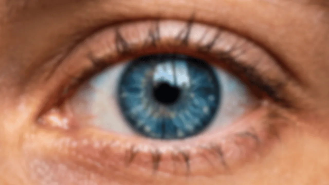 Onscherpe macrofoto van een blauw oog, het origineel vóór upscaling.
